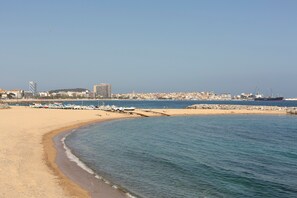 Una spiaggia nelle vicinanze