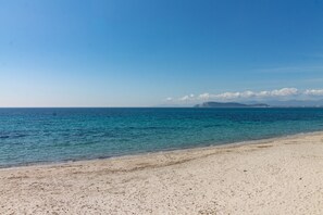A beach with clear water, a sandy shore, and distant mountains. - Villa 'Sa Domu Pitticca' with Sea View, Garden, Shared Terrace & Wi-Fi (Quartu Sant' Elena)