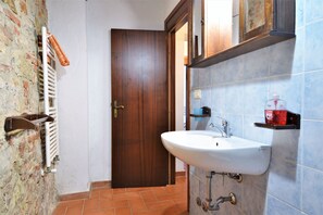 Shower, bidet - Apartment in Massa Marittima with Pools (Massa Marittima)