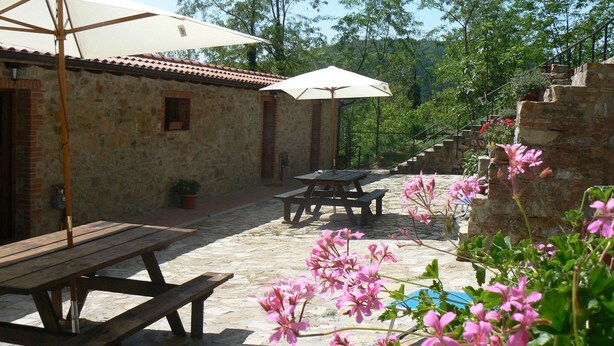 Outdoor dining - Massa Marittima Residence with Pools (Massa Marittima)