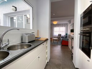 Fridge, microwave, oven, coffee/tea maker - Casa Los Tejares by Casasol (Nerja)