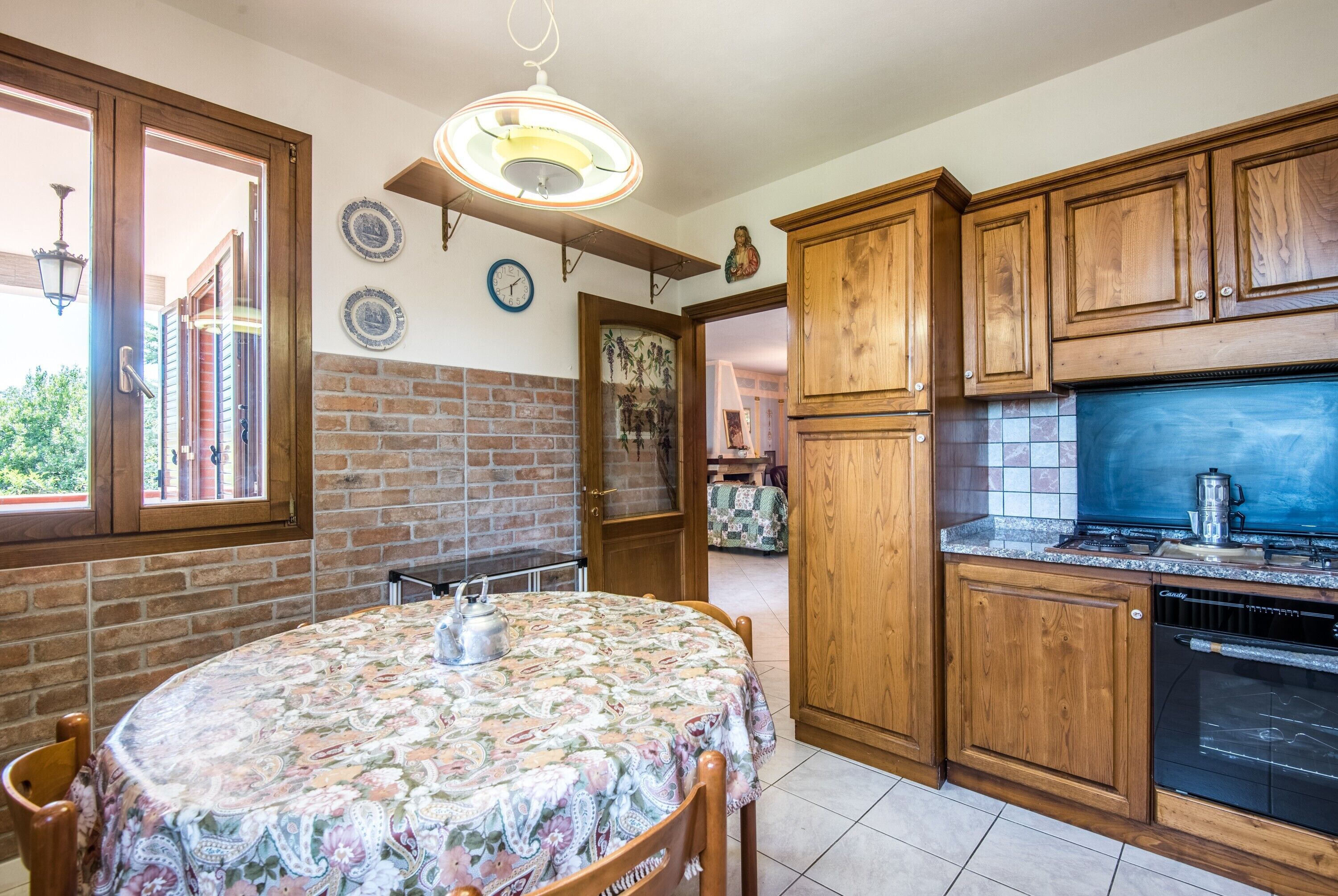 Réfrigérateur, four, plaque de cuisson, cafetière/bouilloire