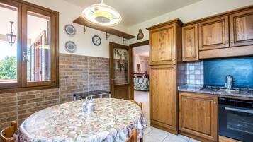 Réfrigérateur, four, plaque de cuisson, cafetiÚre/bouilloire