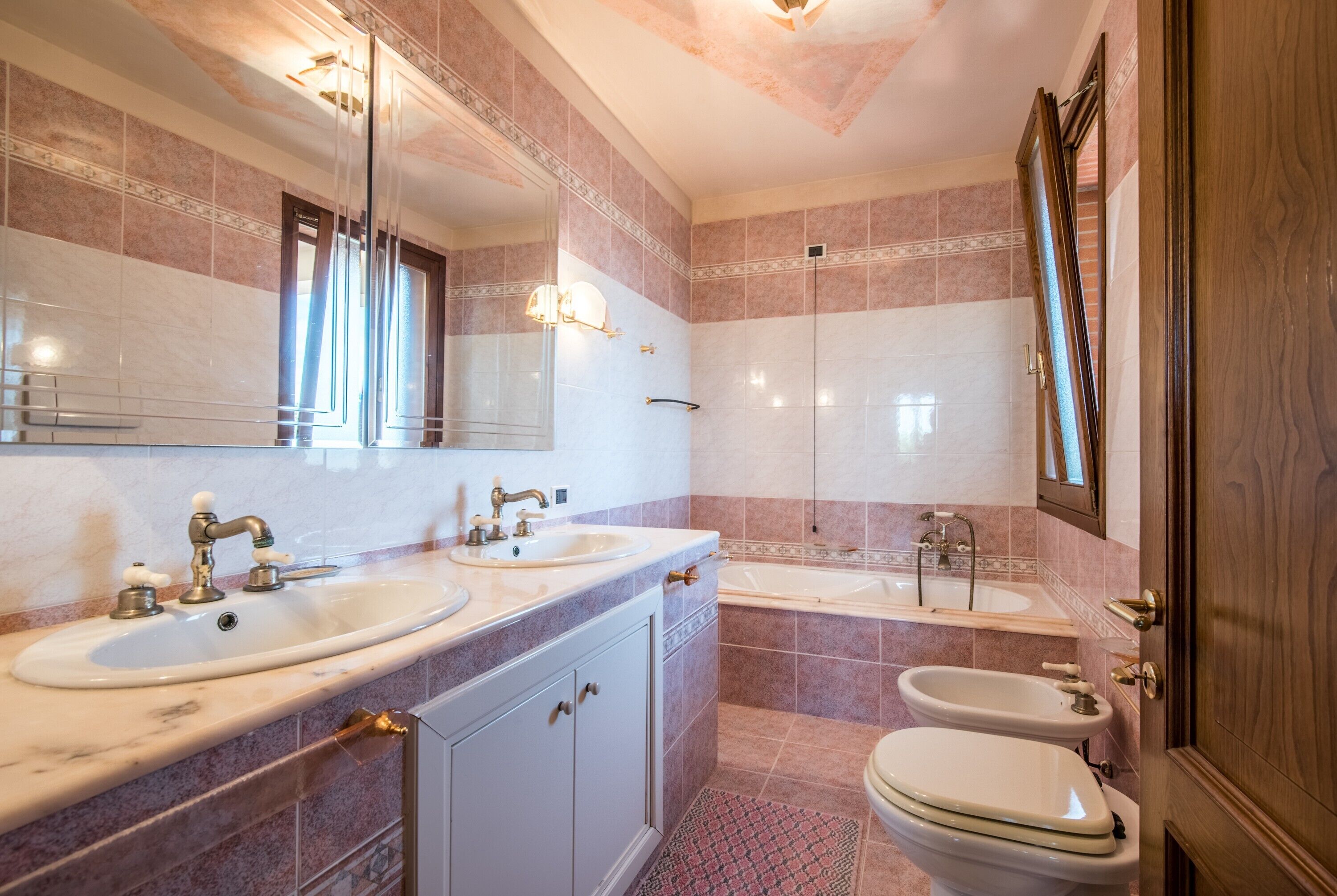 Badewanne, Haartrockner, Handtücher