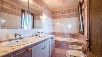 Badewanne, Haartrockner, HandtĂŒcher