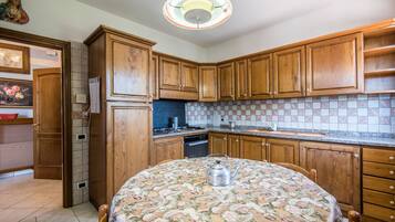 Kühlschrank, Ofen, Herdplatte, Wasserkocher mit Kaffee-/Teezubehör