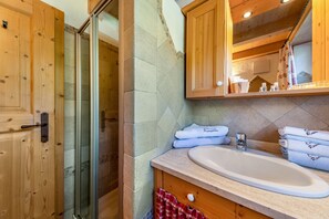 Dusche, kostenlose Toilettenartikel, Haartrockner, Handtücher