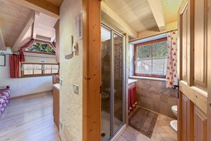 Dusche, kostenlose Toilettenartikel, Haartrockner, Handtücher