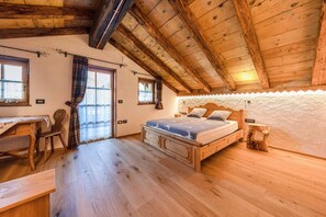 Une chambre à coucher en bois, avec un lit, un bureau et une chaise.