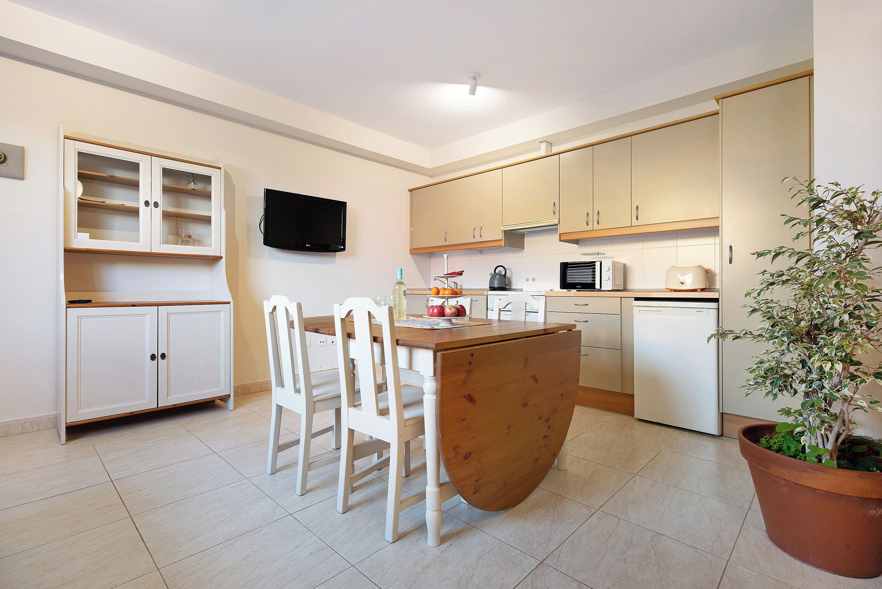 Frigorífico, microondas, horno y placa de cocina