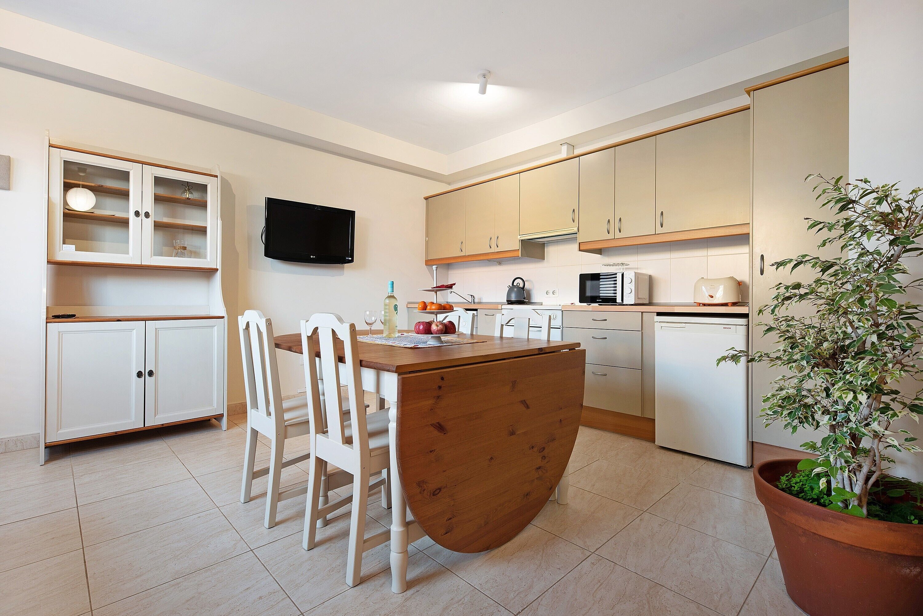 Køleskab, mikrobølgeovn, ovn, kogeplade