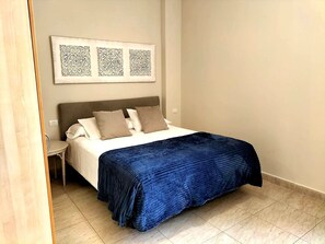 1 slaapkamer, een strijkplank/strijkijzer, gratis wifi, beddengoed