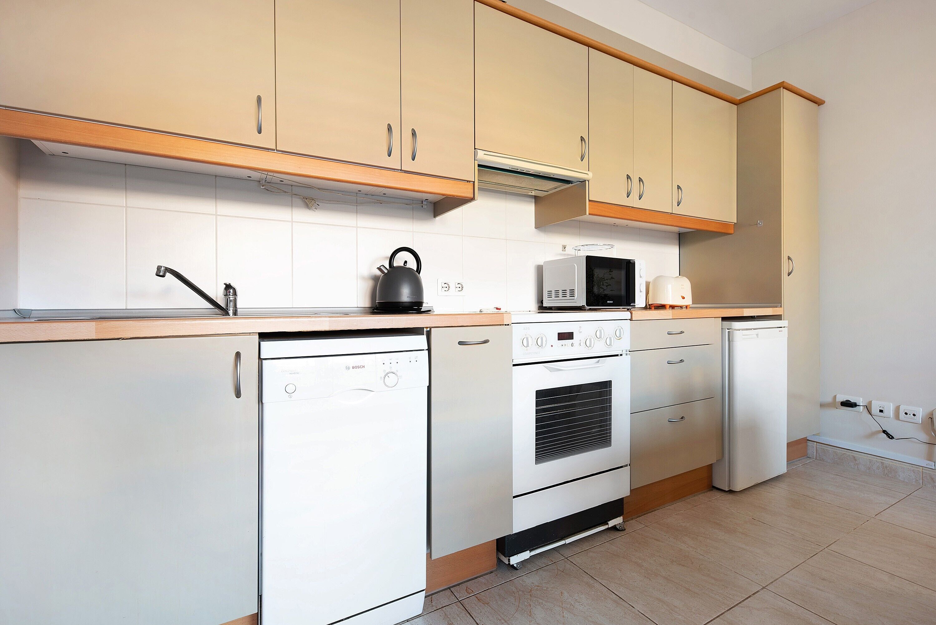 Køleskab, mikrobølgeovn, ovn, kogeplade