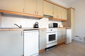 Jääkaappi, mikroaaltouuni, uuni, liesi