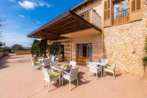 Outdoor dining - Apartment 'S Hort Can Capità Familiar Terraza 1' close to the Sea with Shared Pool & Wi-Fi (Ariany)