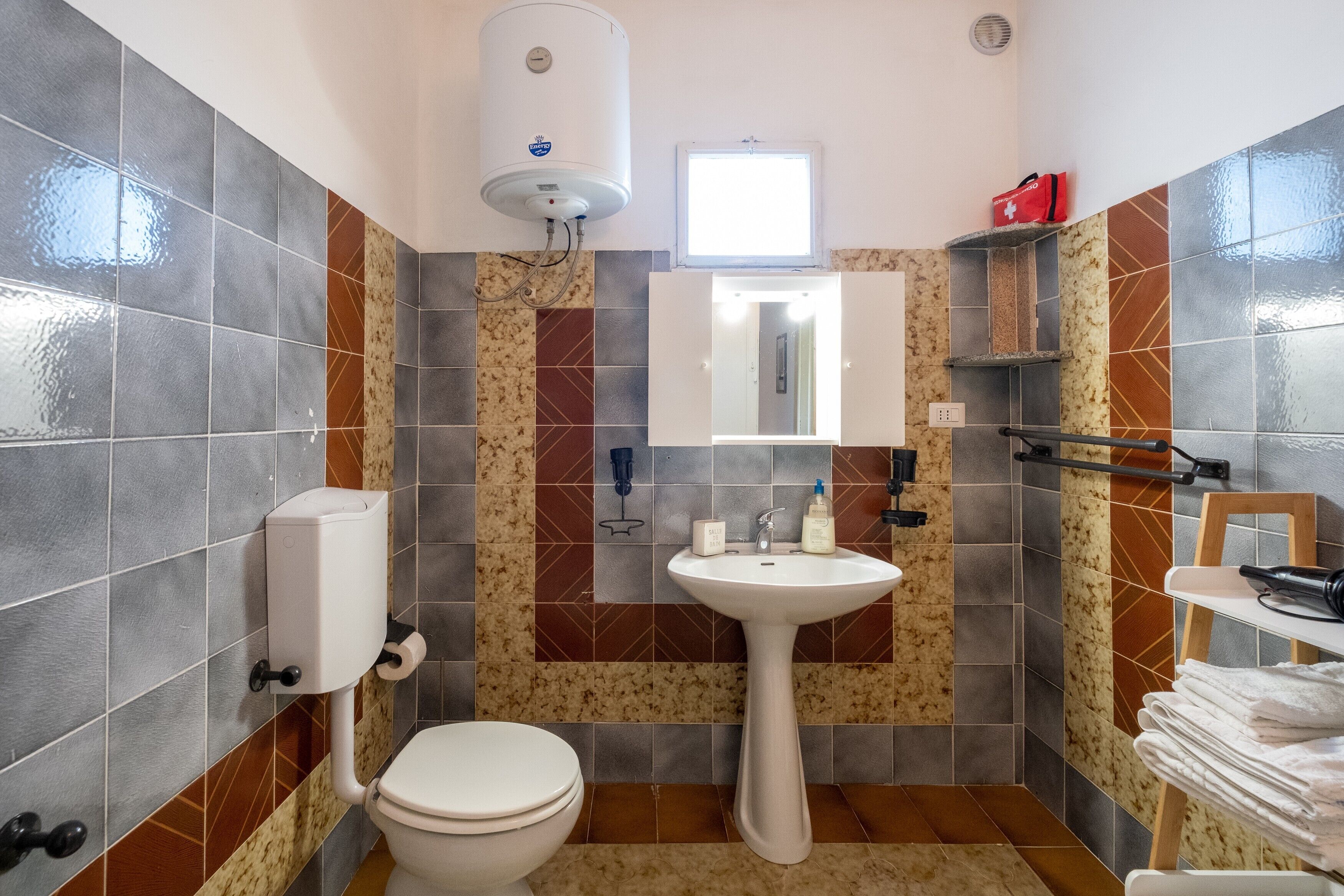 Baignoire, sèche-cheveux, serviettes fournies