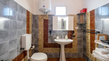 Baignoire, sĂšche-cheveux, serviettes fournies