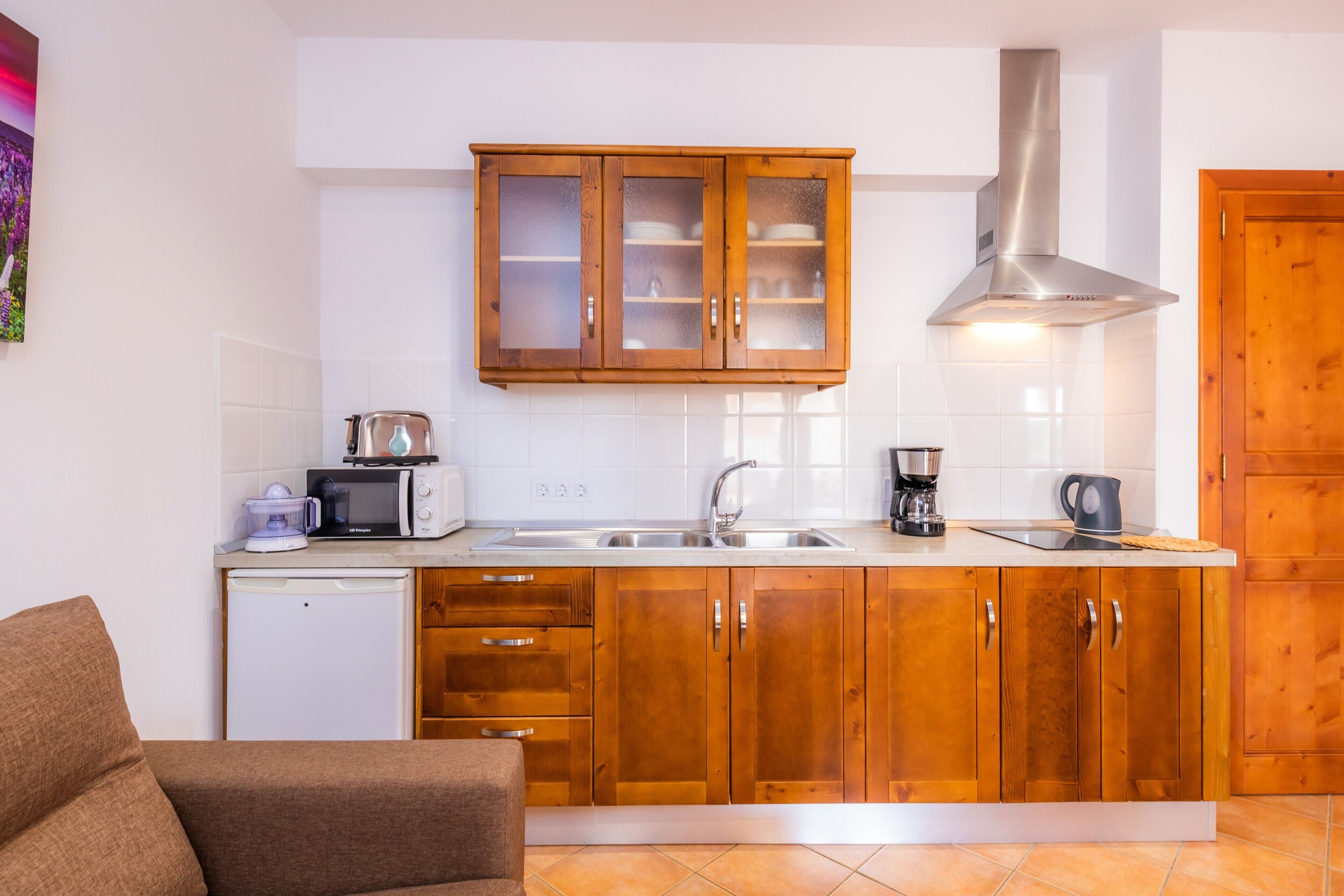 Kühlschrank, Mikrowelle, Herdplatte, Wasserkocher mit Kaffee-/Teezubehör