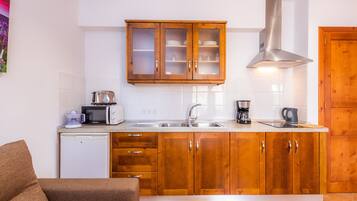 Kühlschrank, Mikrowelle, Herdplatte, Wasserkocher mit Kaffee-/Teezubehör