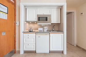 Réfrigérateur, micro-ondes, plaque de cuisson, cafetiÚre/bouilloire