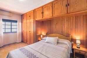 2 slaapkamers, een strijkplank/strijkijzer, gratis wifi, beddengoed