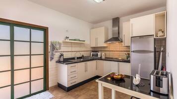 Réfrigérateur, micro-ondes, plaque de cuisson, cafetiÚre/bouilloire