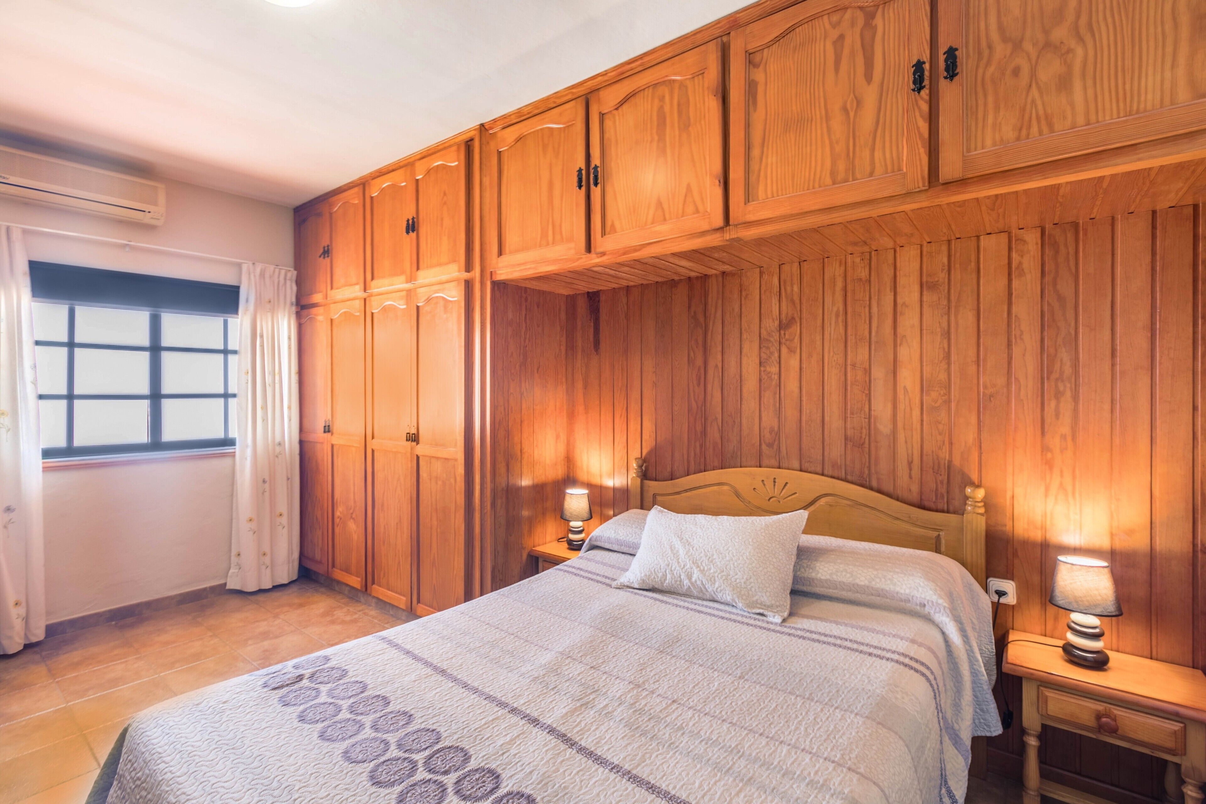 2 slaapkamers, een strijkplank/strijkijzer, gratis wifi, beddengoed
