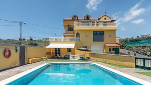 A two-story building with a swimming pool in front. - Pet-Friendly Apartment B Armonia Rural with Sea View, Terrace, Shared Pool & Wi-Fi (Granadilla de Abona)