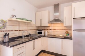 Frigorifero, microonde, piano cottura, macchina per tè/caffè