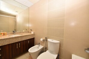 Studio | Bathroom | Free toiletries, hair dryer, towels, soap - RIT - Charming Furnished Studio JLT (Dubai)