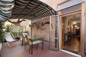 Outdoor dining - Apartment 'Tiffany' with Sea View, Private Terrace and Wi-Fi (Finale Ligure)