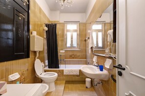 Bathtub, hair dryer, towels - Apartment 'Tiffany' with Sea View, Private Terrace and Wi-Fi (Finale Ligure)