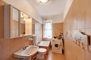 Badekar, hårtørrer, håndklæder