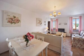 TV - Pet-Friendly Apartment 'Casa dei Fiori' with Mountain View & Wi-Fi (Casanova Lerrone)