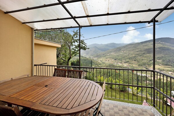 Outdoor dining - Pet-Friendly Apartment 'Casa dei Fiori' with Mountain View & Wi-Fi (Casanova Lerrone)