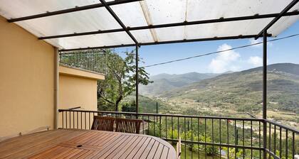 Haustierfreundliches Apartment 'Casa dei Fiori' mit Bergblick und WLAN