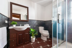 Shower, hair dryer - Holiday Home "Villa Gardel Casa Mango" with Sea View, Pool & Wi-Fi (Icod de los vinos)