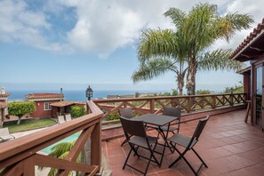 Outdoor dining - Holiday Home "Villa Gardel Casa Mango" with Sea View, Pool & Wi-Fi (Icod de los vinos)