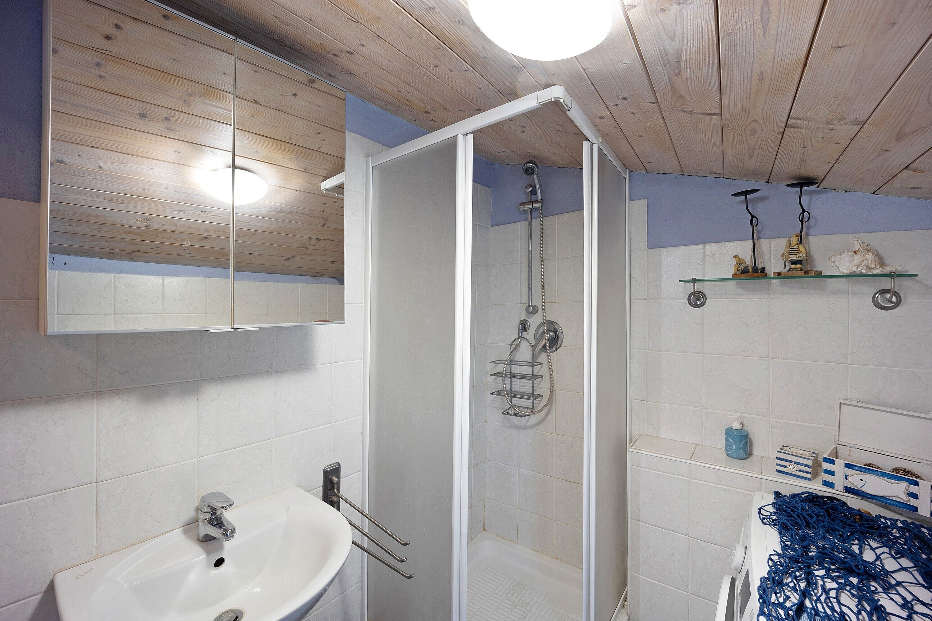 Een douche, een haardroger, handdoeken