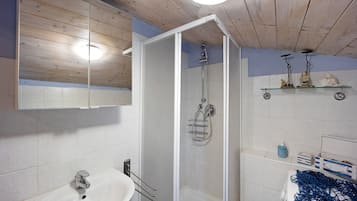 Een douche, een haardroger, handdoeken