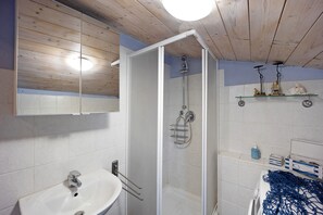 Dusche, Haartrockner, Handtücher