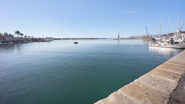 A marina with boats docked, calm water, and a clear sky. - Apartment "Mansarda Dei Pescatori" Near Harbour (Imperia)