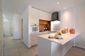 Fridge, oven, stovetop, dishwasher