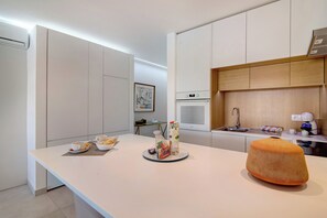 Fridge, oven, stovetop, dishwasher