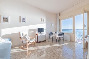 TV - Apartment "La Finestra Sul Mare" with Sea View, Terrace, Air Conditioning and Wi-Fi (Ospedaletti)