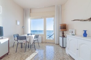 Dining - Apartment "La Finestra Sul Mare" with Sea View, Terrace, Air Conditioning and Wi-Fi (Ospedaletti)