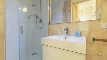 Douche, sèche-cheveux, serviettes fournies