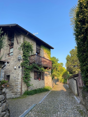 Exterior. Holiday Home 'Cascina Taronico' with Lake View and Wi-Fi