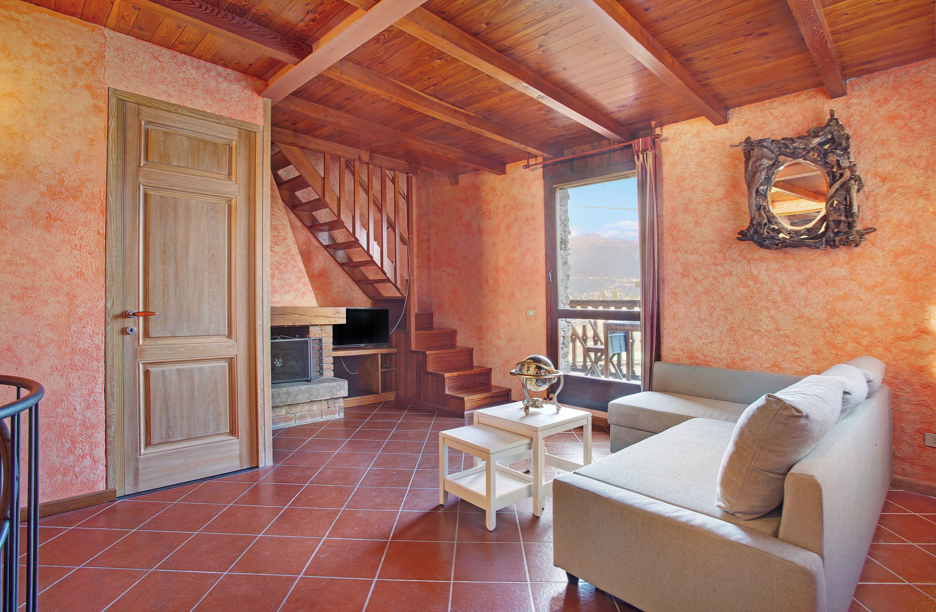 Télévision, cheminée, table de tennis de table, chaîne hi-fi