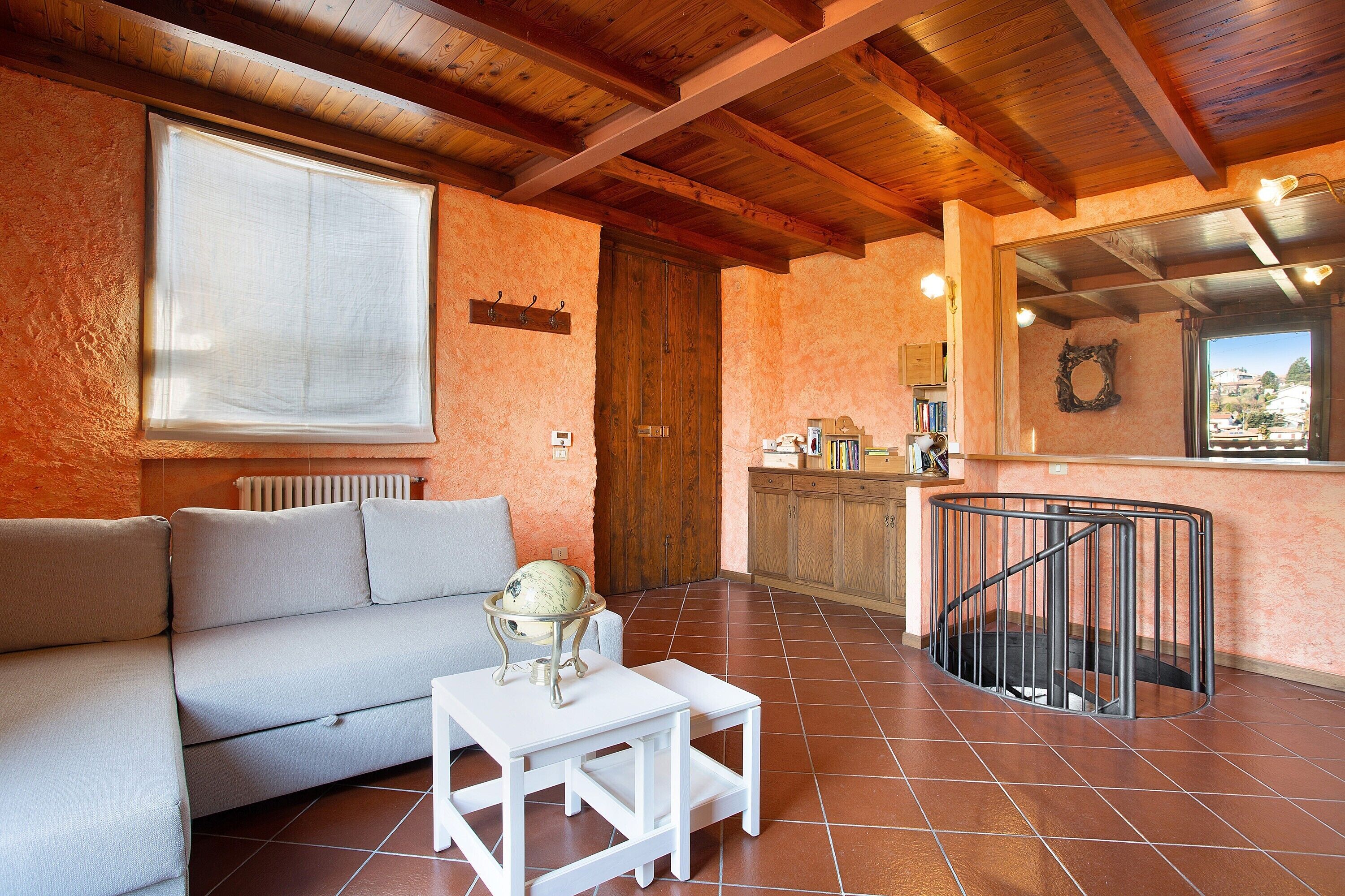 Téléviseur, foyer, table de ping-pong, chaîne audio